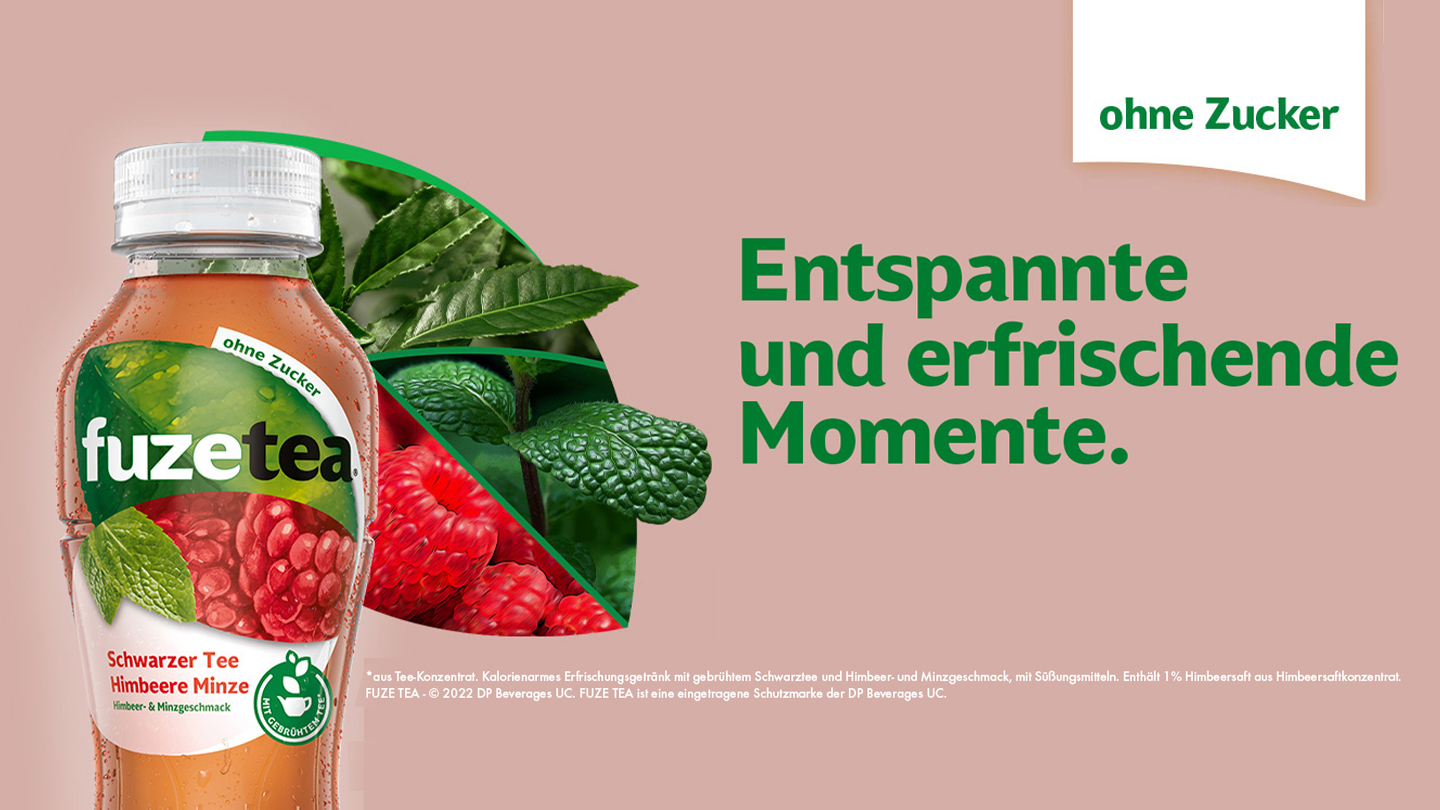 "Banner mit einer Flasche Fuze Tea links, rechts der Text „Entspannte und erfrischende Momente.“ Oben rechts ein kleines Banner mit dem Hinweis „ohne Zucker“."