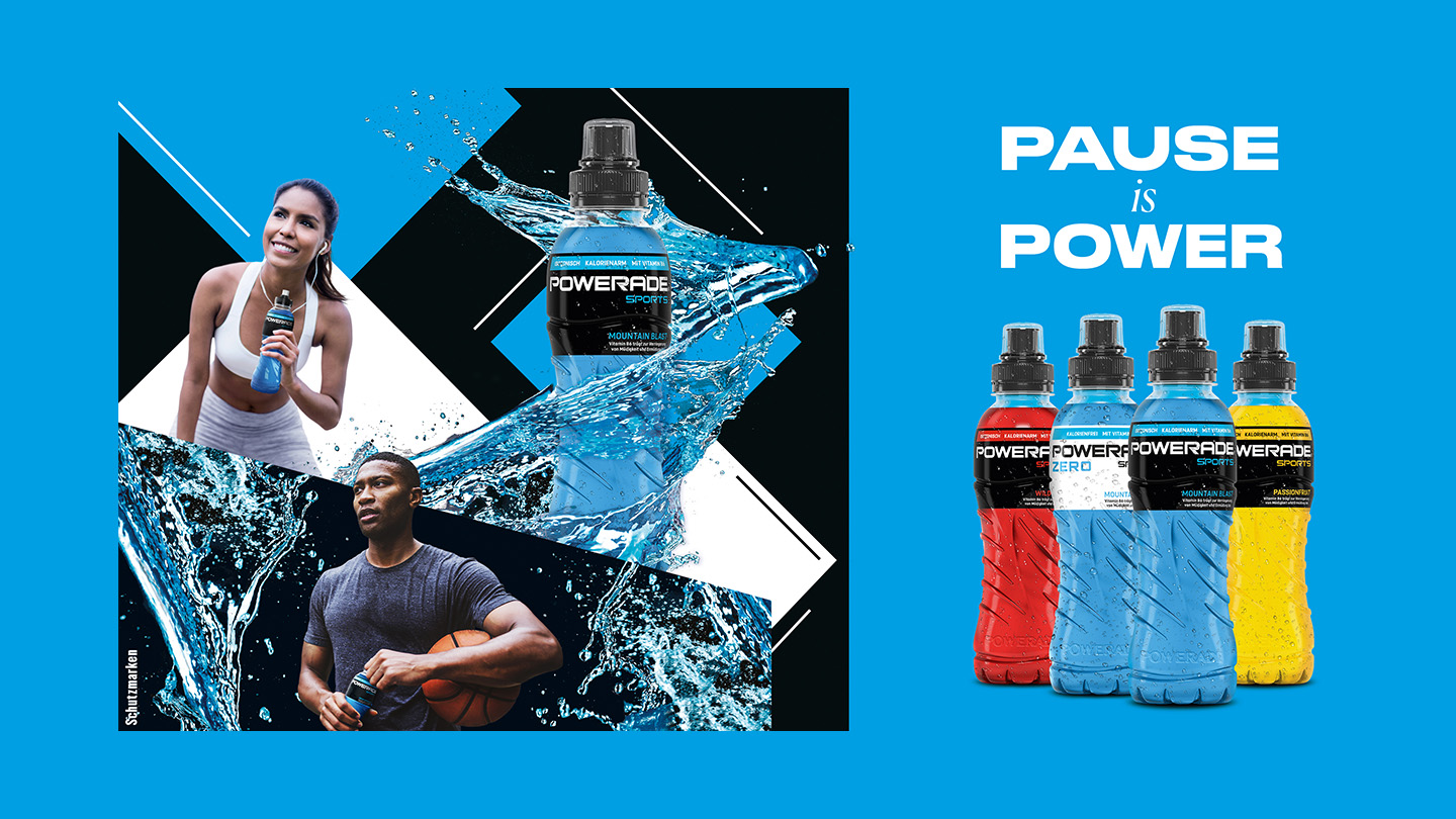 Schwarzer Hintergrund, davor links eine Frau und ein Mann beim Sport, rechts vier Flaschen Powerade in vier Varianten. Rechts oben der Text „Pause is Power“.