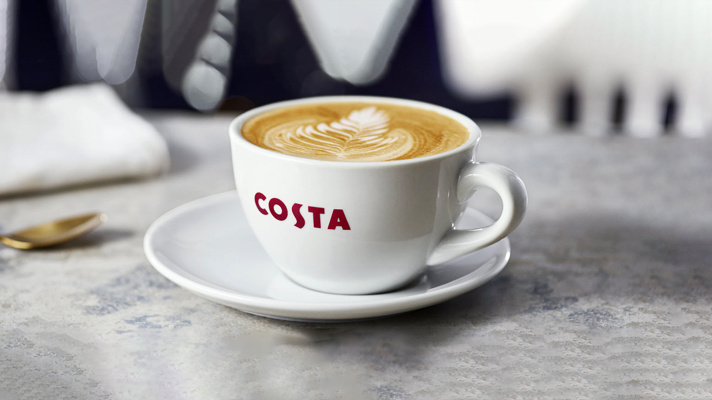 Eine Tasse Cappuccino mit dem Costa Coffee-Logo 