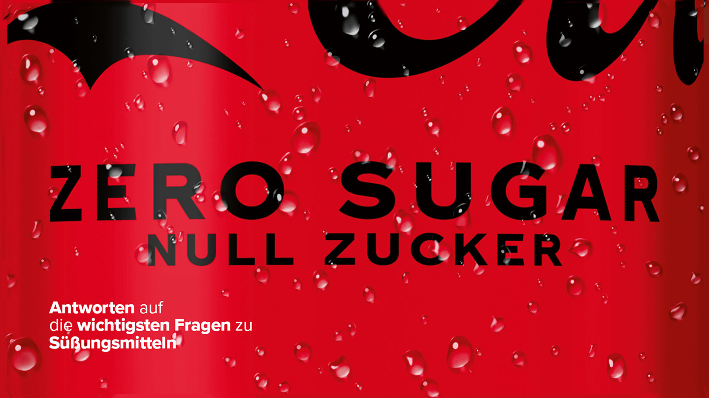 Ein Nahaufnahme-Blick auf den Text "Zero Sugar" auf der Coca-Cola-Dose.