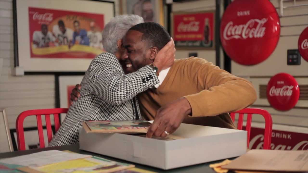 Video-Standbild, auf dem sich zwei Menschen umarmen