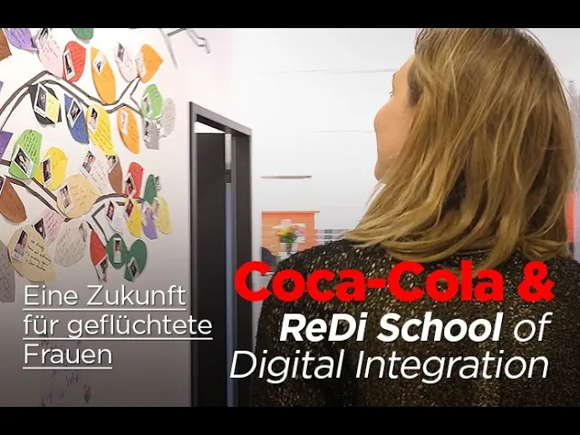 Video-Standbild mit einer Frau und dem Text "Coca-Cola und ReDi School of Digital Integration"