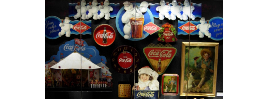Mehrere Sammelobjekte im Coca-Cola-Archiv