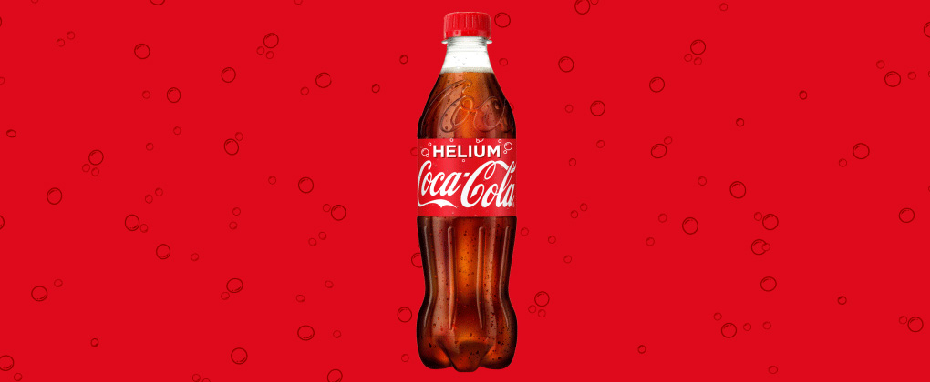 Eine Flasche Coca-Cola vor rotem Hintergrund