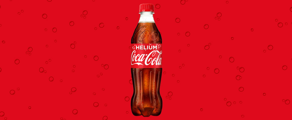 Eine Flasche Coca-Cola vor rotem Hintergrund