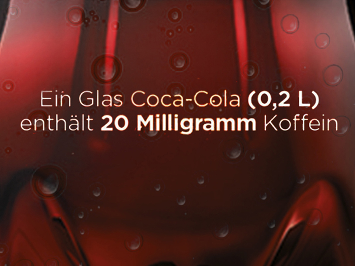 Text auf farbigem Hintergrund: Ein Glas Coca-Cola (0, 2 Liter) enthält 20 Milligramm Koffein.
