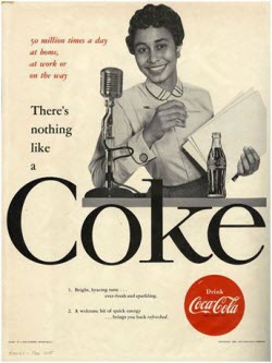 Eine alte Werbeanzeige von Coca-Cola, auf der eine lächelnde Frau hinter einem Mikrofon zu sehen ist.