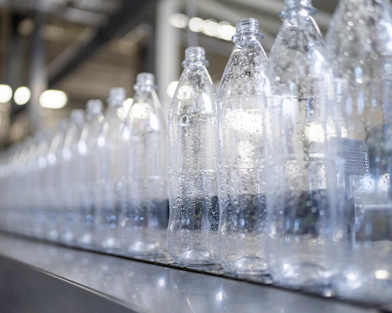 Leere Coca-Cola Flaschen aus PET in der Produktion