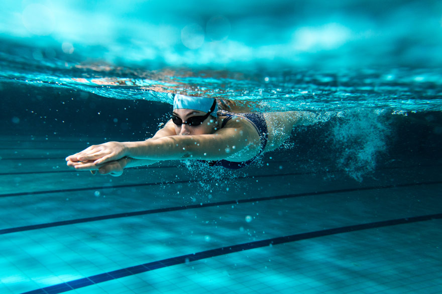 Eine schwimmende Frau unter Wasser