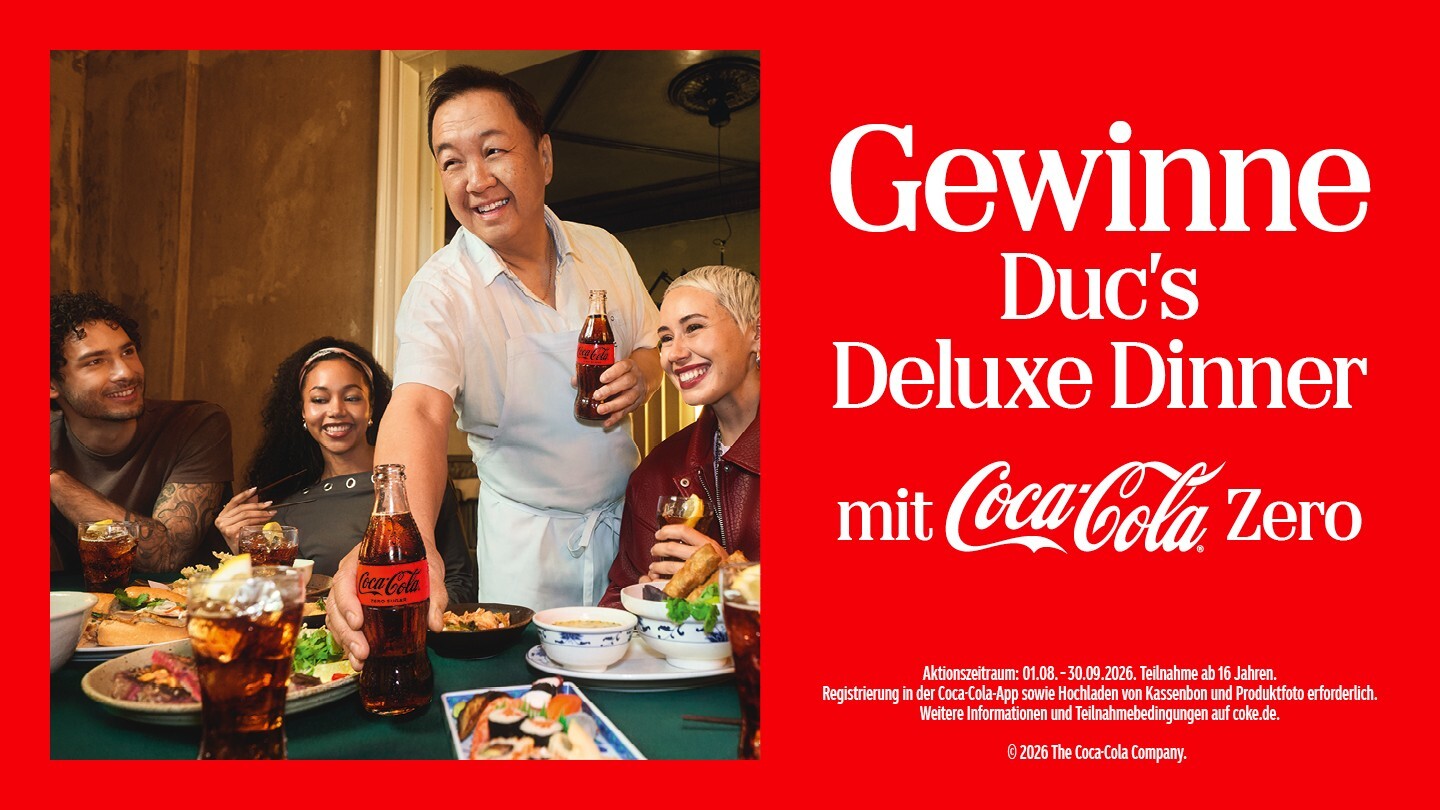  Chefkoch Duc ein Gericht mit Coca-Cola zubereitet und serviert.