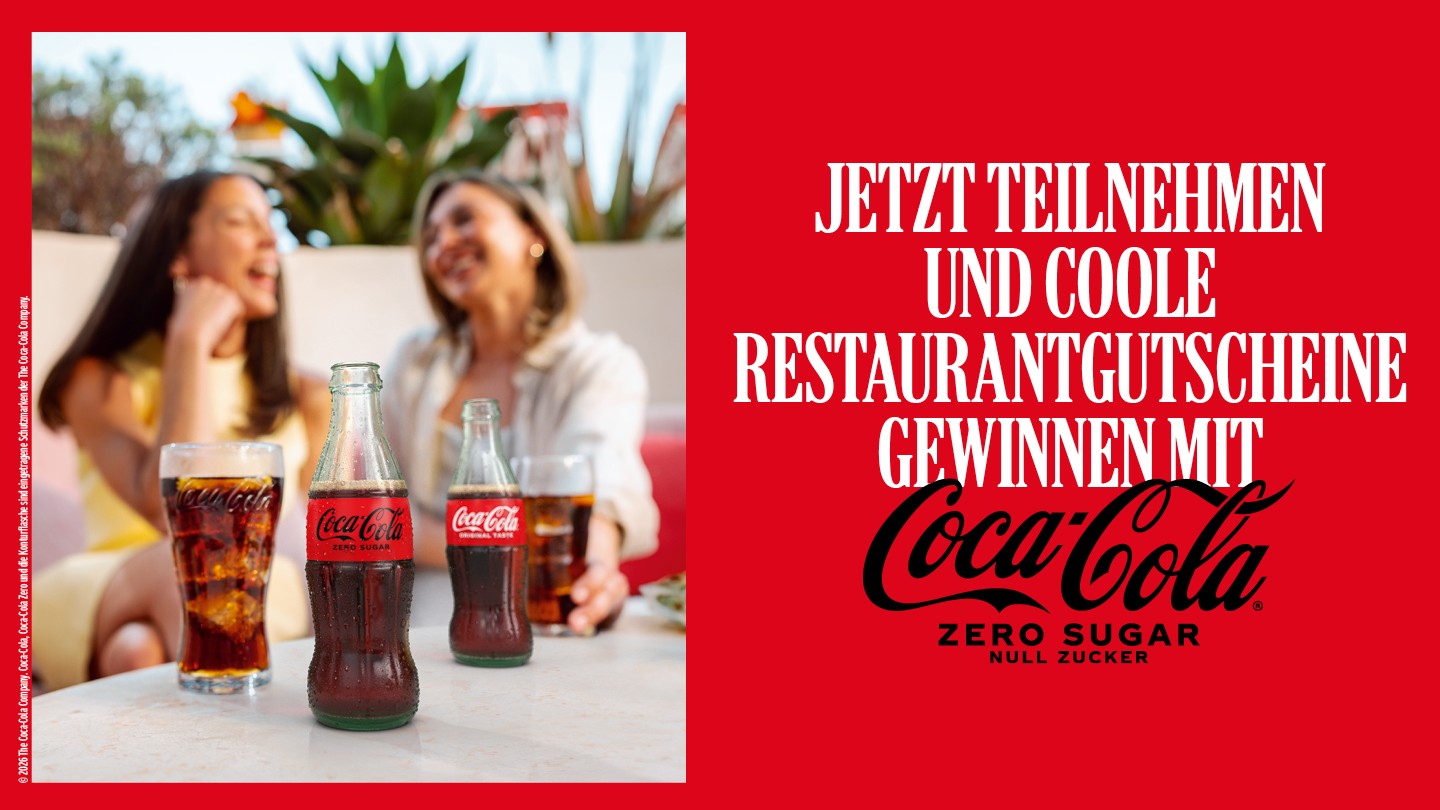Frauen lachen und trinken Coca-Cola