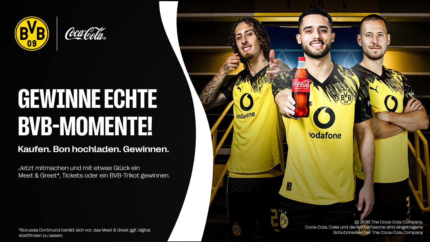 Bild von drei Athleten, einer von ihnen hält eine Coca-Cola.