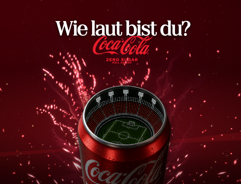 Eine Dose Coca-Cola, in der sich ein Fußballfeld befindet.