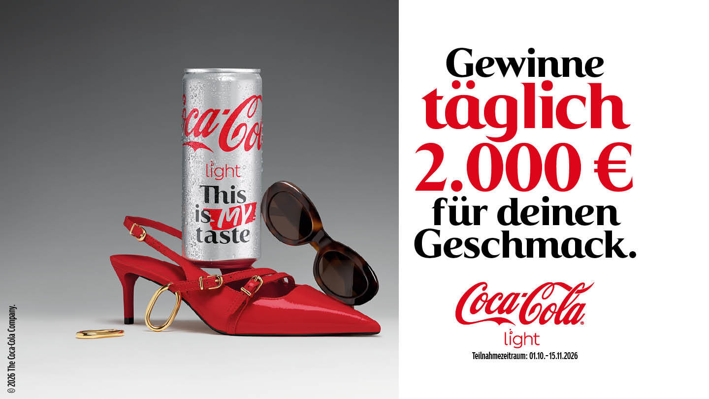 Eine Dose Coca-Cola Light auf einem roten Damenschuh und daneben eine Sonnenbrille.