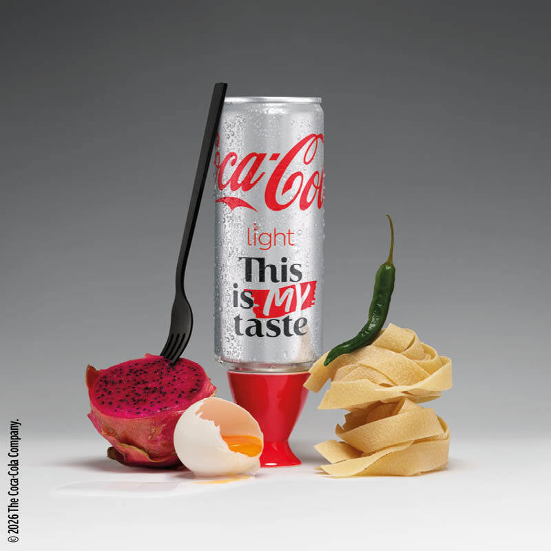 Eine Coca-Cola Light Dose, umgeben von Lebensmitteln.