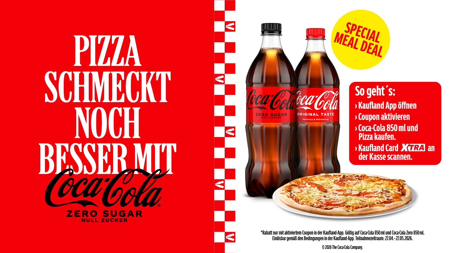 Zwei Coca-Cola Flaschen und eine Pizza. 