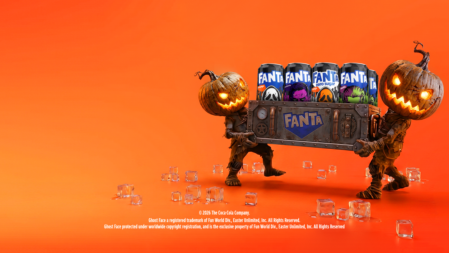 Zwei Kreaturen mit Kürbissen als Köpfen tragen einen Kasten Fanta-Dosen.