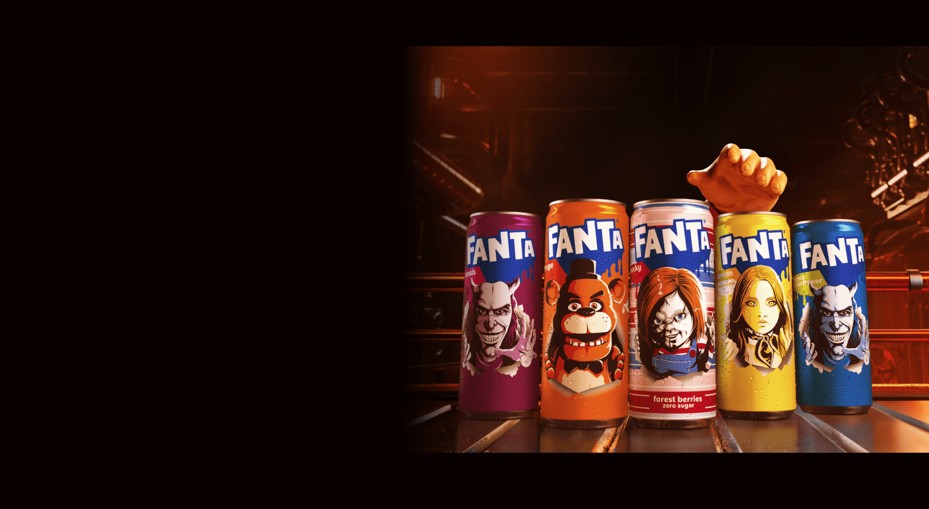Die Hand von Chucky aus „Child's Play“ greift nach der neuen Fanta-Dose mit Chucky-Geschmack.