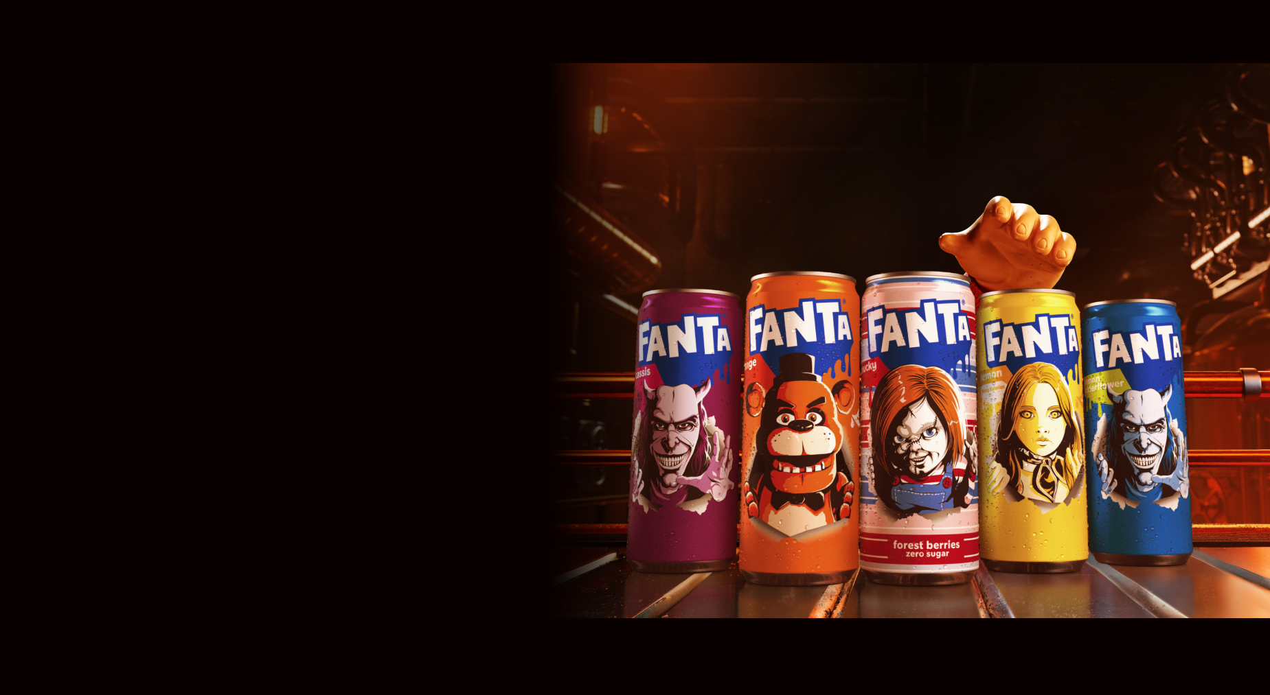 Die Hand von Chucky aus „Child's Play“ greift nach der neuen Fanta-Dose mit Chucky-Geschmack.