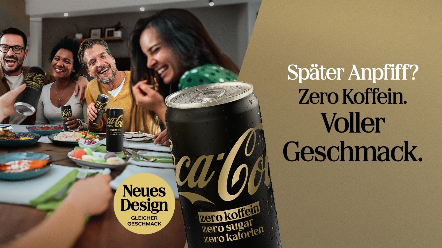 Menschen, die am Tisch beim Abendessen sitzen und lachen.