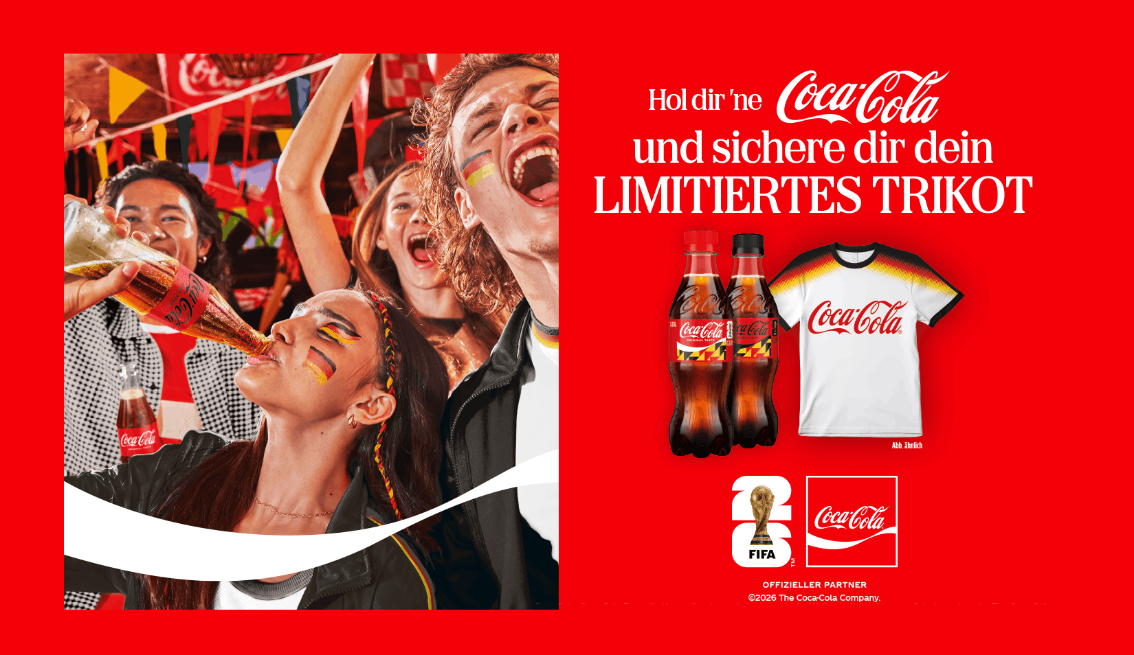 Sportfans feiern, eine Frau trinkt Coca-Cola
