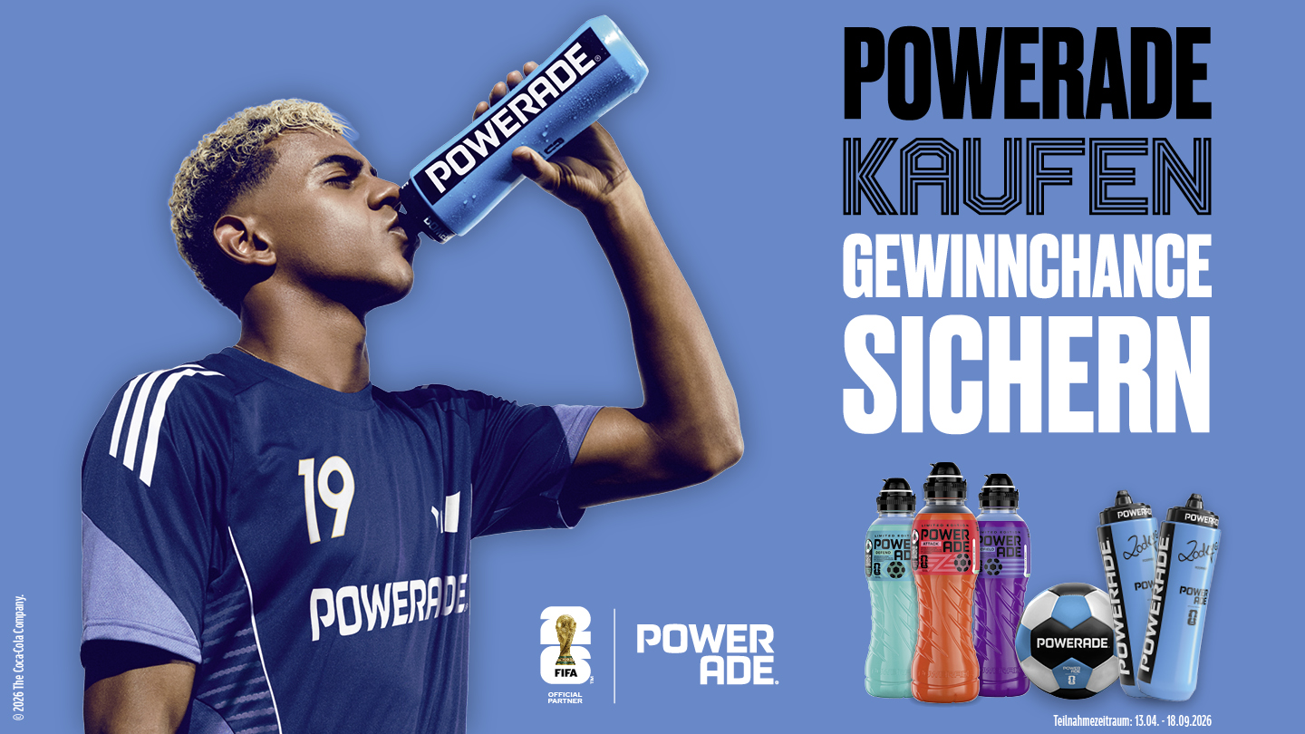 Ein Sportler trinkt Powerade