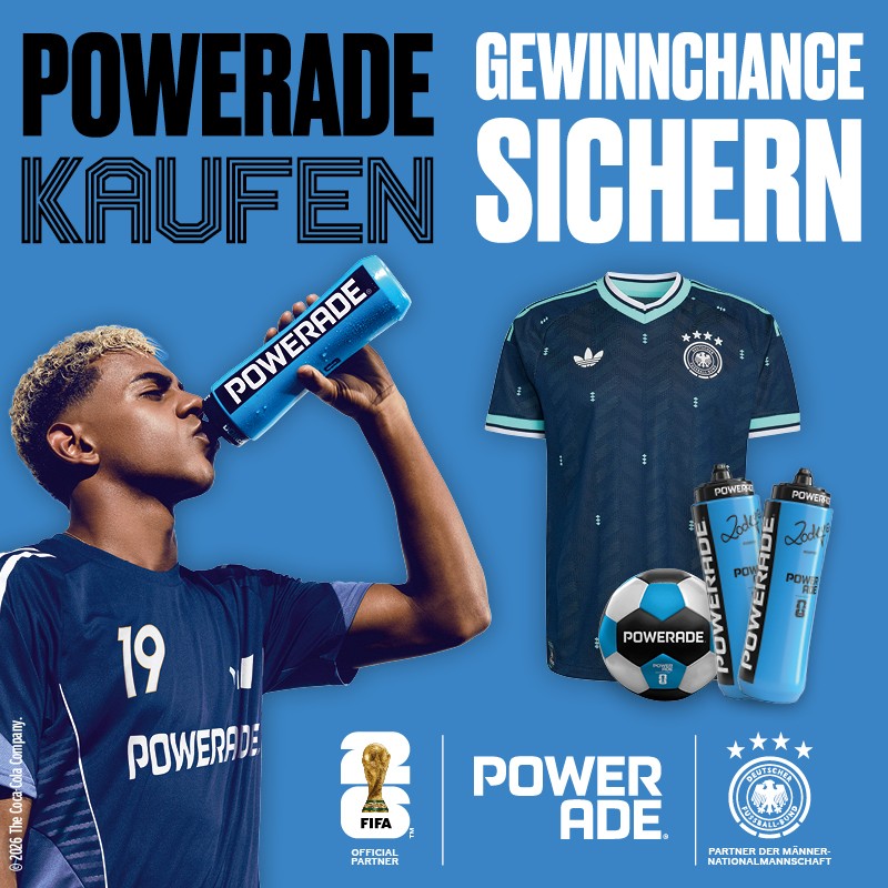Ein Sportler trinkt Powerade