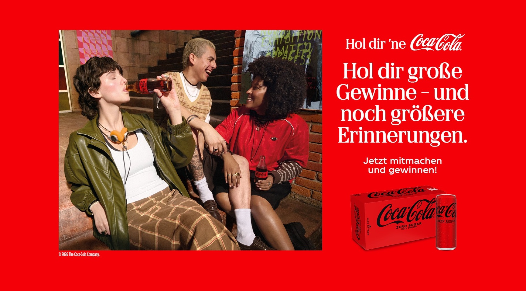 Leute sitzen auf einem Sofa und trinken Coca-Cola.