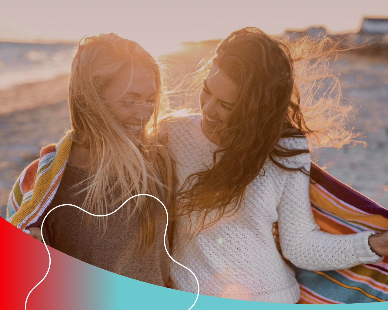 Zwei lächelnde Frauen am Strand