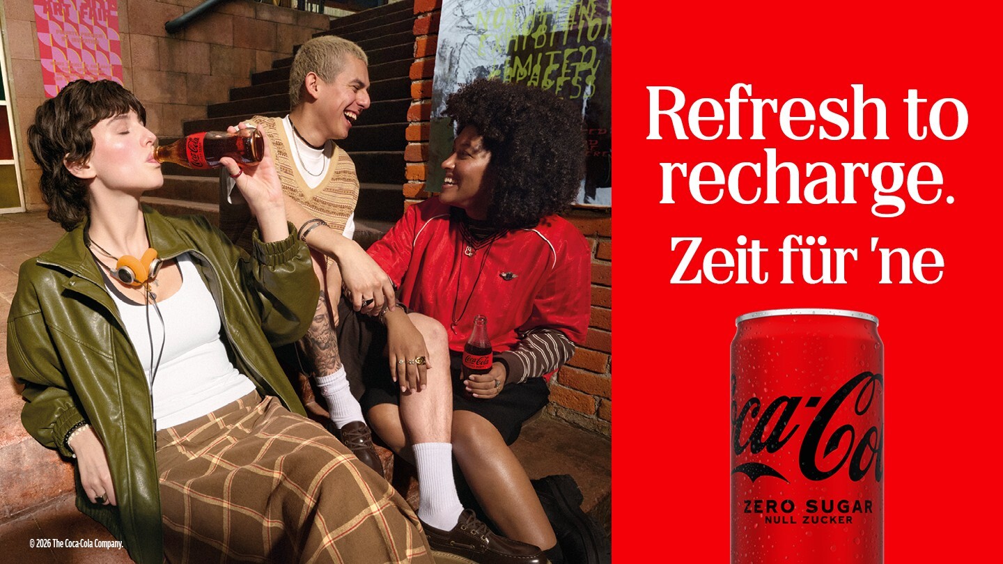 Drei Freunde haben Spaß, einer trinkt Coke