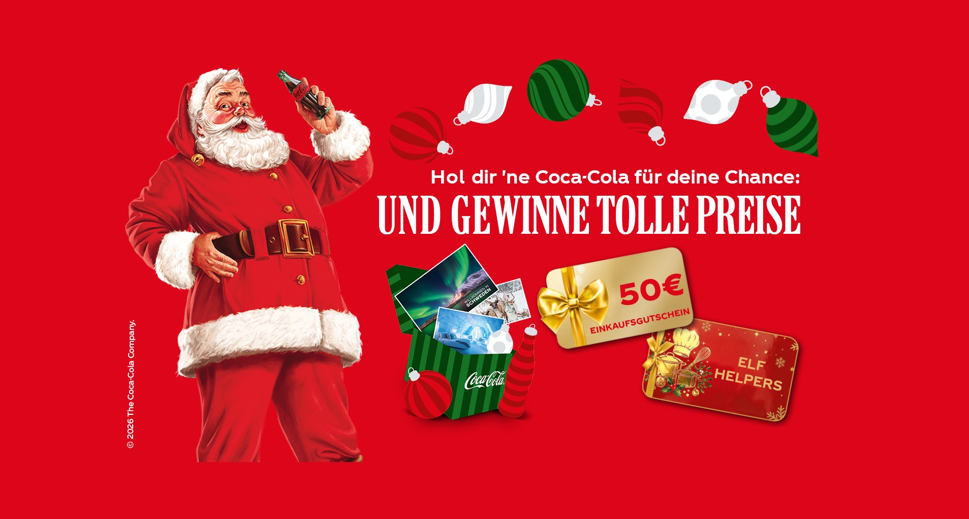 Ein Weihnachtsmann, der eine Coca-Cola-Flasche hält