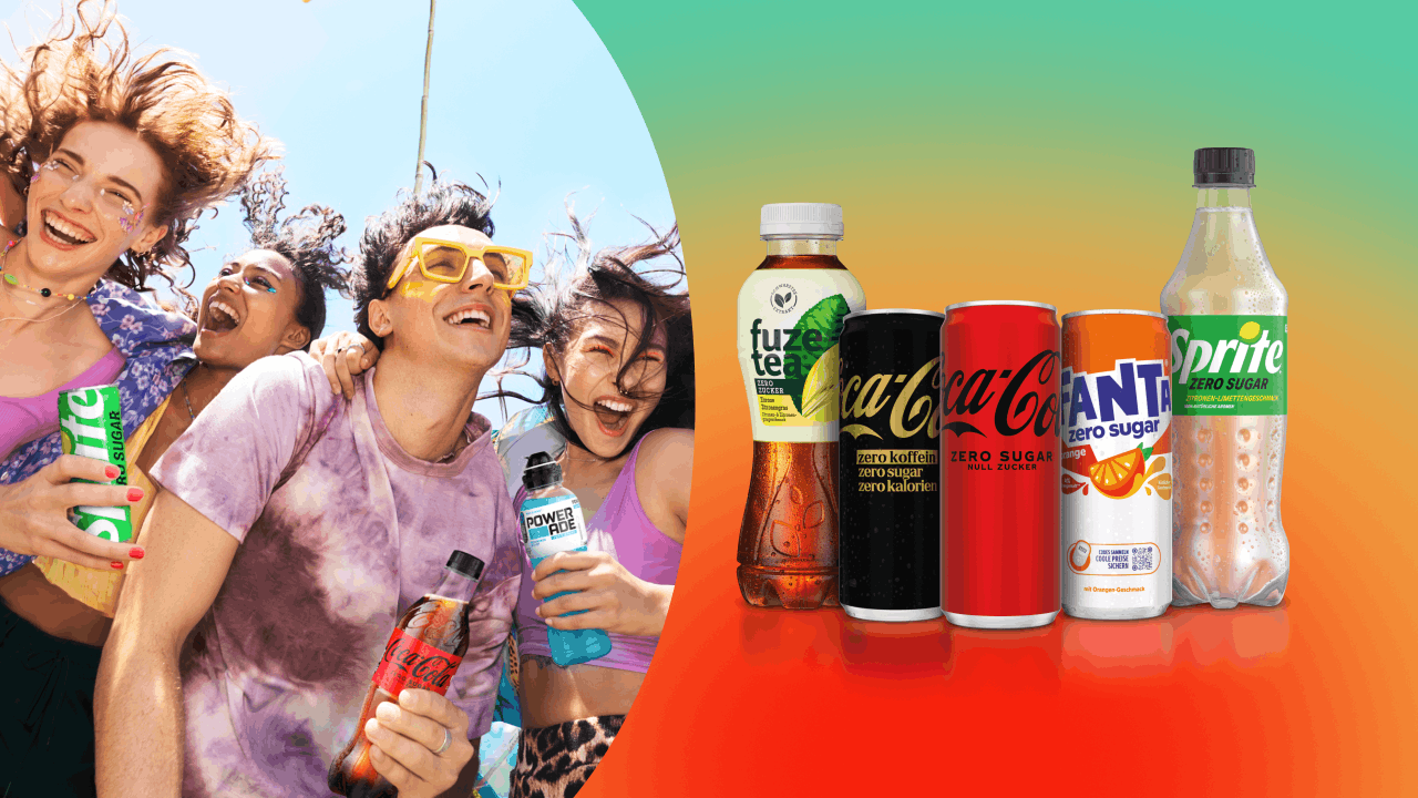 Menschen lächeln und trinken Coca-Cola-Produkte