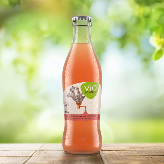 Eine 0,3 Liter-Flasche ViO Schorle Rhabarber