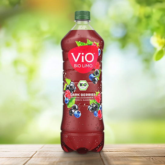 Eine 1 Liter-Flasche ViO BiO LiMO Dark Berries