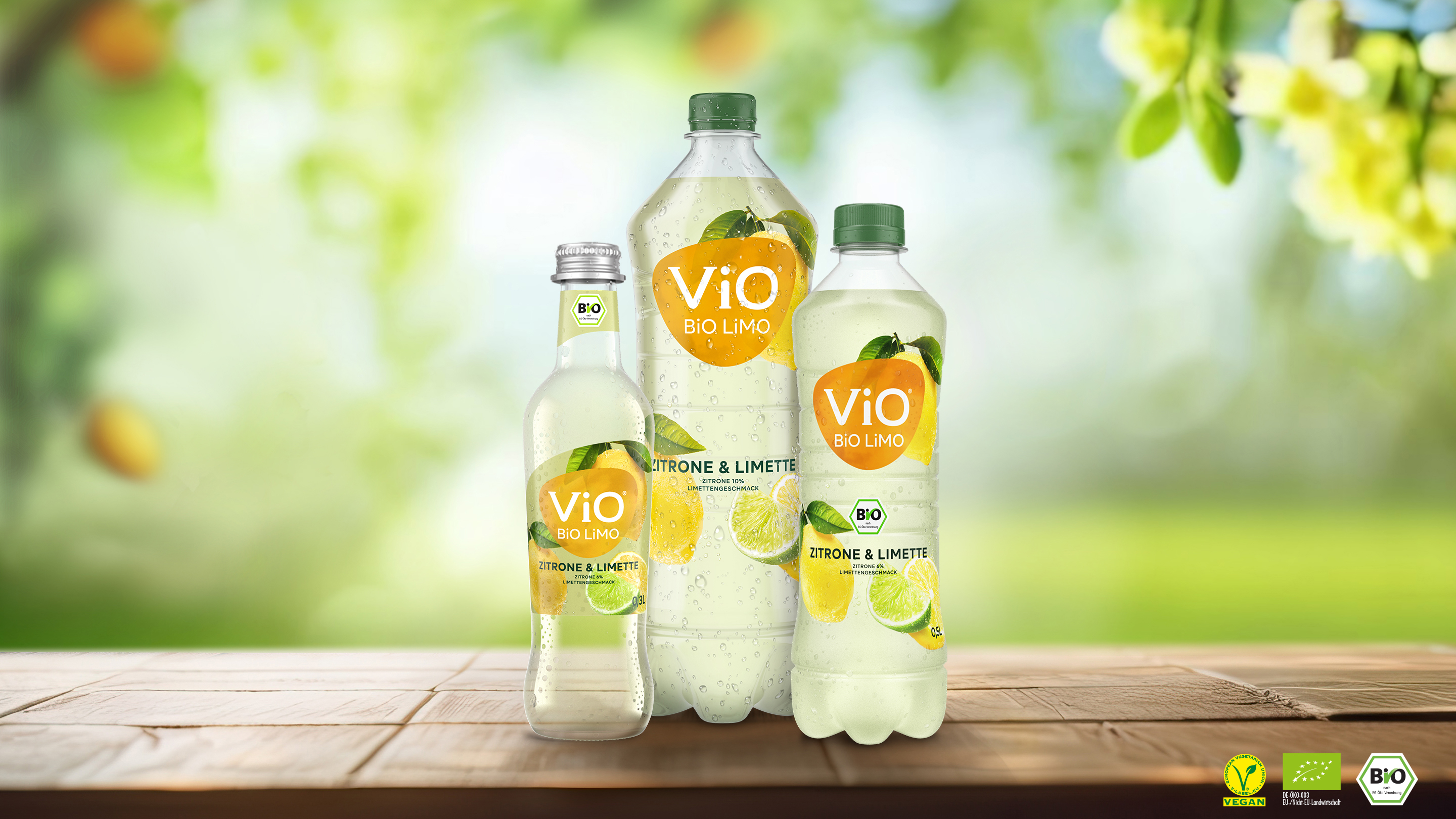Vier Flaschen ViO BiO LiMO in verschiedenen Geschmacksvarianten, daneben der Text "Mit glücklichen Früchten ist gut Limo trinken". Unten rechts sind drei Bio-Zertifizierungslogos zu sehen.