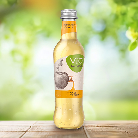 Eine 0,3 Liter-Flasche ViO Schorle Apfel