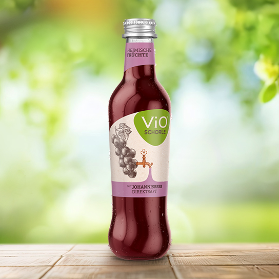 Eine 0,3 Liter-Flasche ViO Schorle Johannisbeere