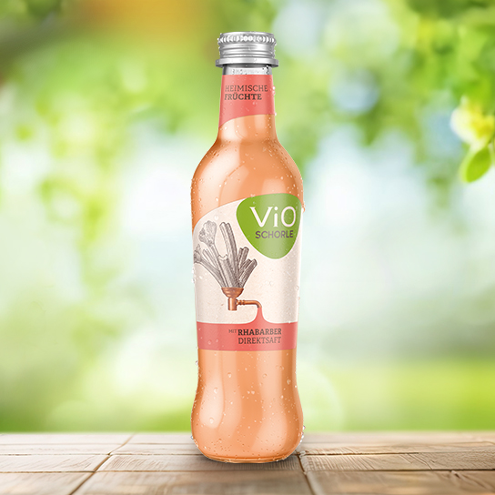 Eine 0,3 Liter-Flasche ViO Schorle Rhabarber