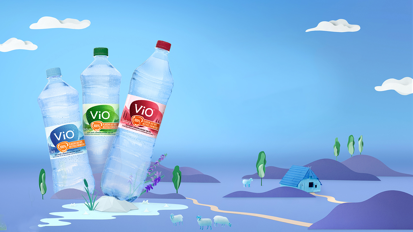 Eine große Flasche ViO Still vor einem Hintergrund mit zwei Wölkchen