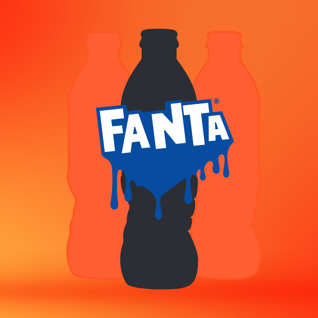 Fanta-logo i hvid og blå placeret over en mørk flaskeform med dryppende effekt. I baggrunden ses to orange flaske-silhuetter på en klar orange og rød gradientbaggrund.