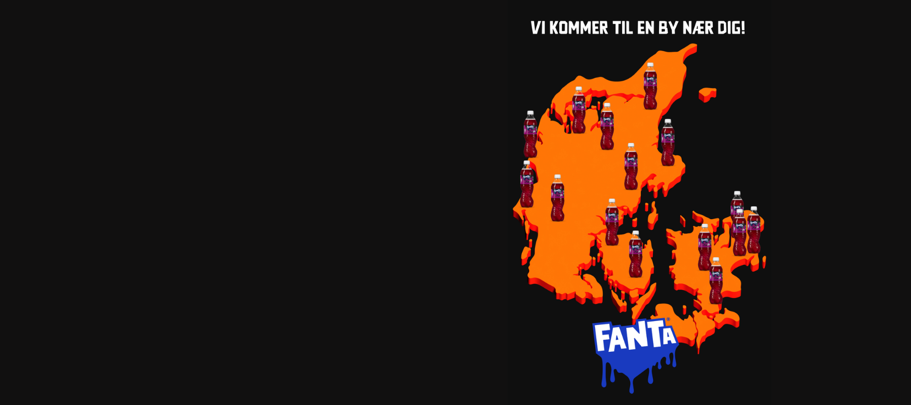 Plakat med sort baggrund og et stiliseret orange-rødt kort over Danmark. Rundt omkring på kortet er der placeret flere Fanta Ghost-flasker. Øverst står teksten: “VI KOMMER TIL EN BY NÆR DIG!” Nederst ses det blå Fanta-logo med dryppende effekt. Nederst i billedet er der en lille ophavsretstekst fra The Coca-Cola Company.