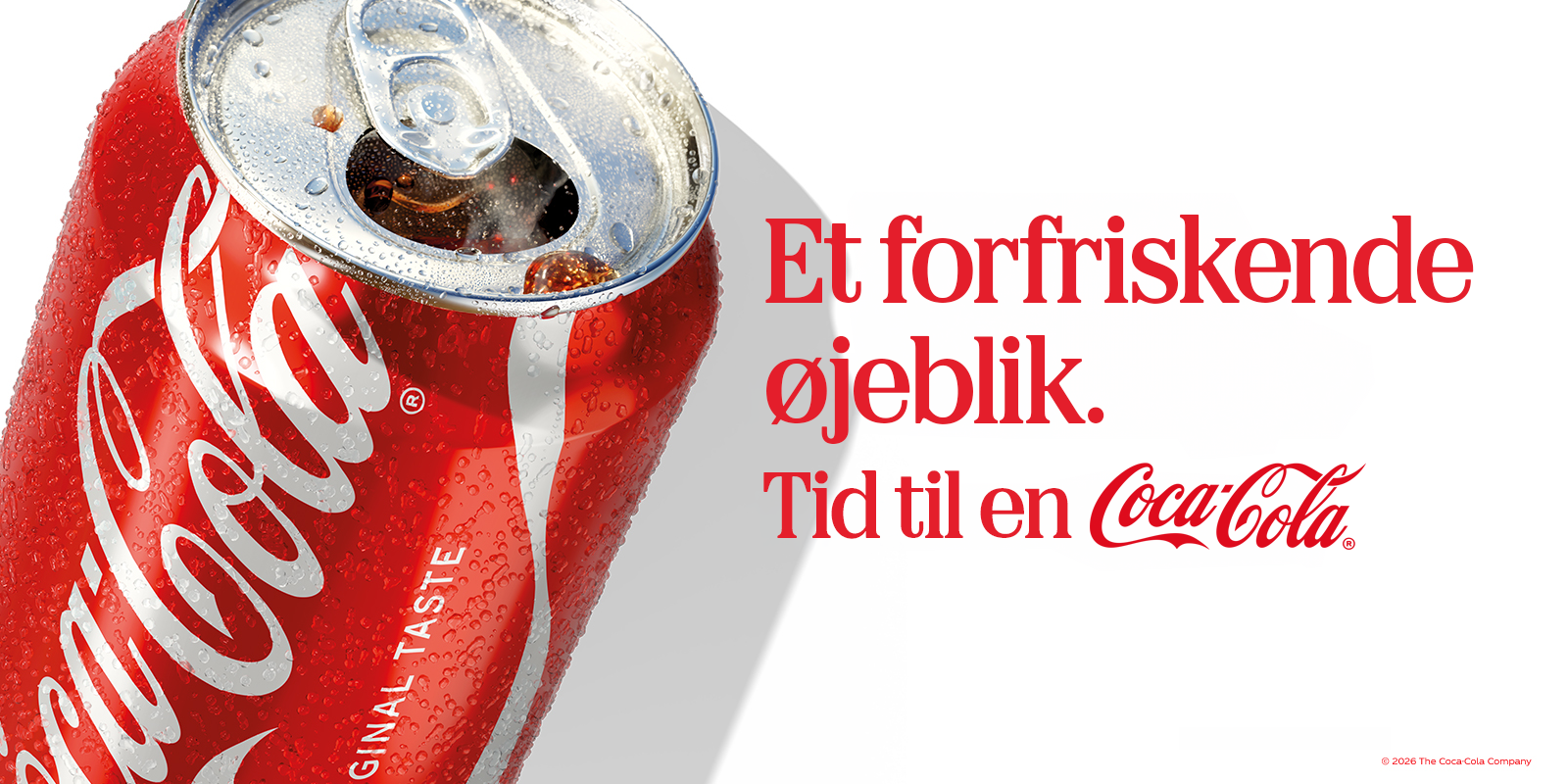 En kold Coca-Cola-dåse med synlige vanddråber og åben top er vinklet mod venstre på en lys baggrund. Til højre står teksten: “Et forfriskende øjeblik. Tid til en Coca-Cola.”