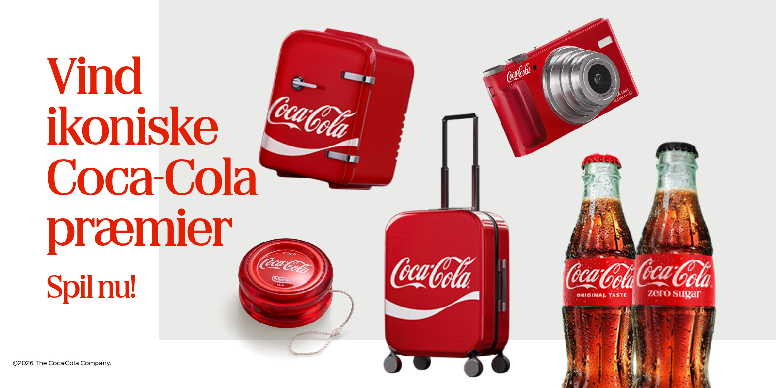 Annoncegrafik fra Coca-Cola med dansk tekst øverst: “Vind ikoniske Coca-Cola præmier. Spil nu!”. På en lys grå baggrund vises flere røde Coca-Cola-produkter: et mini-køleskab med Coca-Cola-logo, et rødt digitalkamera, en rød yo-yo og en rød kuffert. Til højre står to Coca-Cola glasflasker med kondensdråber – én Coca-Cola Original Taste og én Coca-Cola Zero Sugar. Nederst står “©2026 The Coca-Cola Company.”