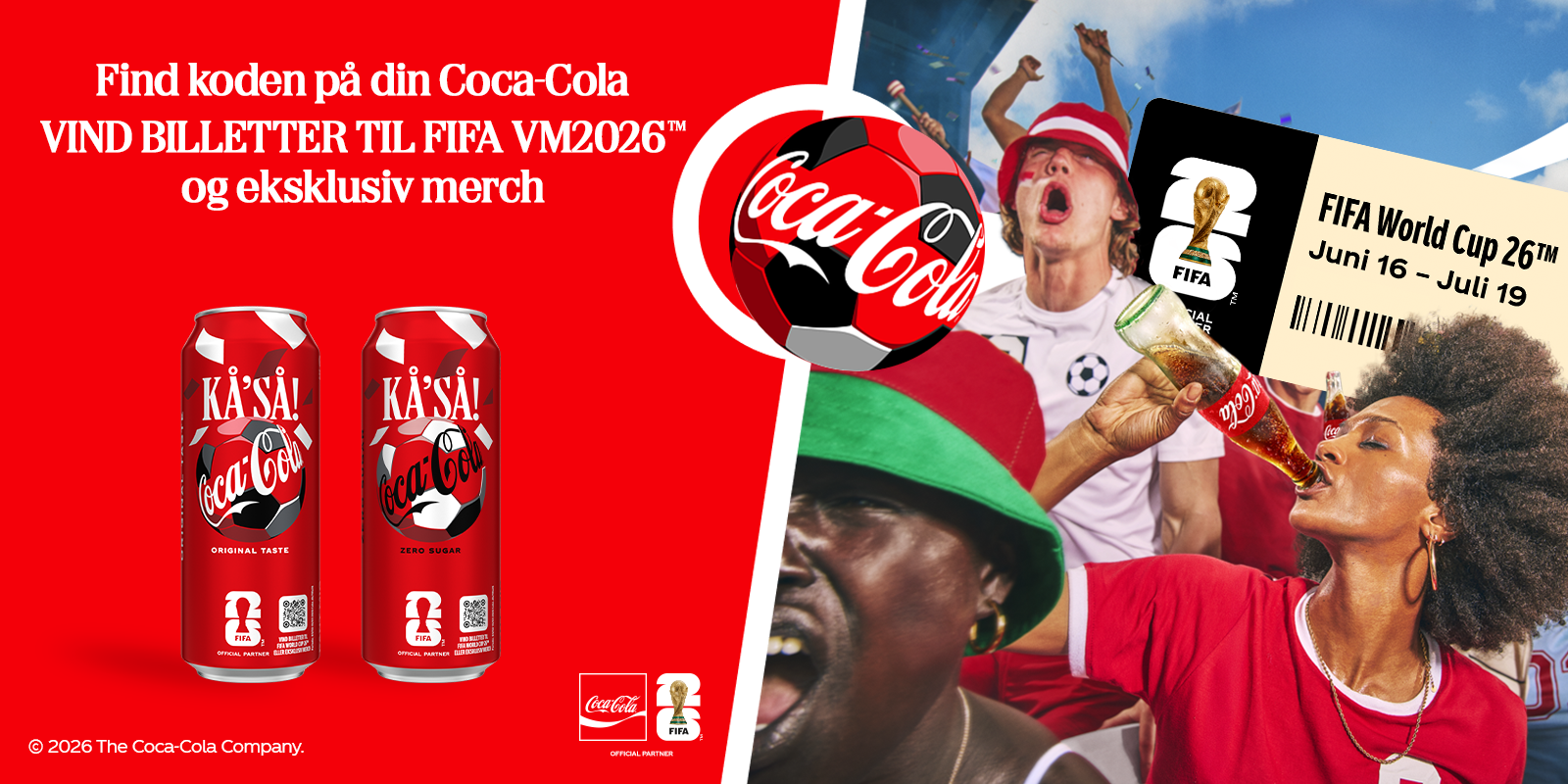 Coca-Cola FIFA World Cup 26™ dåser på rød baggrund med illustration af en stor fodbold, billetter og foto af fodboldfans, der hepper og drikker Coca-Cola