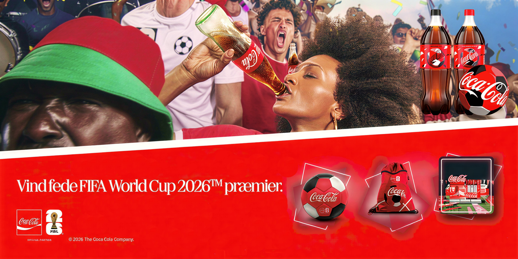 Reklamebillede for Coca-Cola med fodboldstemning og fans på et stadion. I forgrunden ses jubelende mennesker i rødt tøj og kasketter, nogle holder Coca-Cola-flasker. Til højre vises Coca-Cola-flasker og en bold med Coca-Cola-logo. Nederst står teksten: “Scan QR-koden på din Coca-Cola. Vind fede FIFA World Cup 2026™ præmier.” Under teksten vises præmier som en fodbold, en taske og et gave-/præmiesæt med Coca-Cola-branding samt Coca-Cola- og FIFA-logoerne.