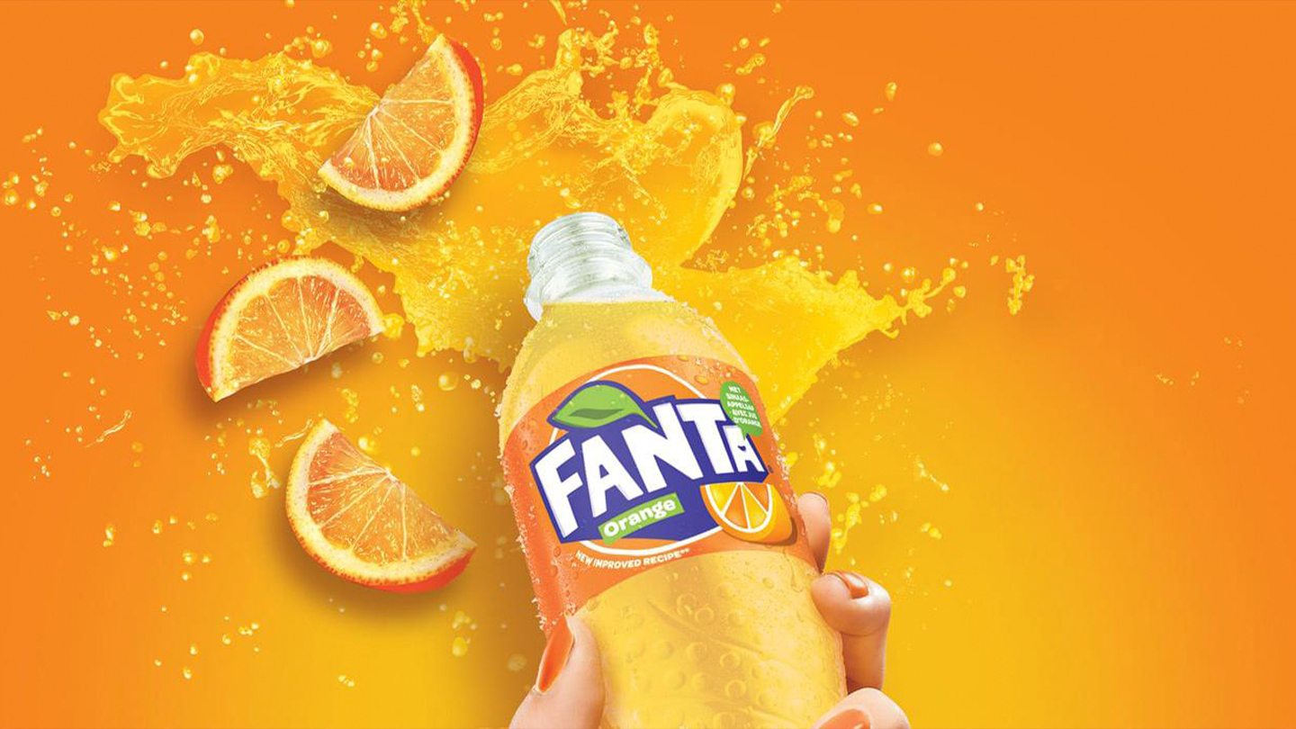 Grafik med åben Fanta-plastikflaske og sprøjt af Fanta og appelsinstykker på orange baggrund