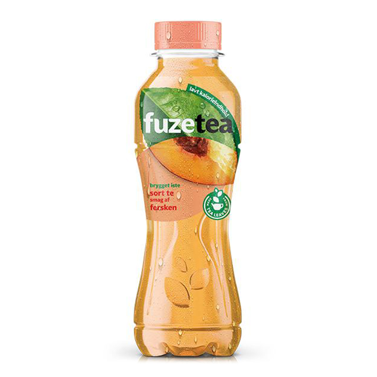 Fuze Tea Fersken-plastikflaske på hvid baggrund