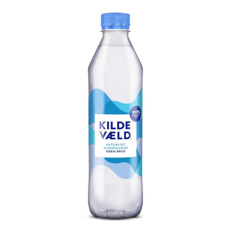 Kildevæld Naturligt Mineralvand-plastikflaske på hvid baggrund