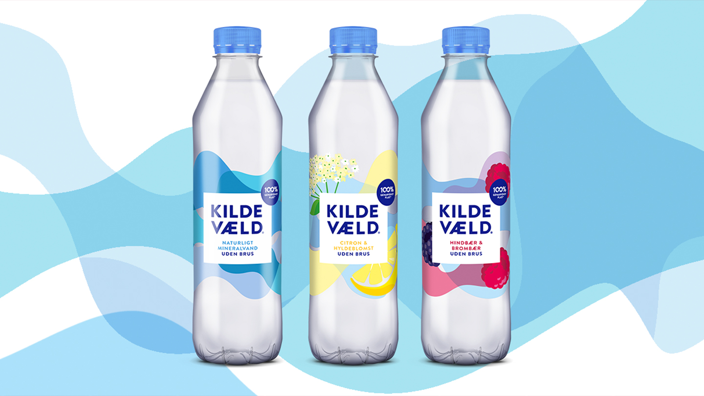 Grafik med tre varianter af Kildevæld-plastikflasker på hvid/blå bølget baggrund