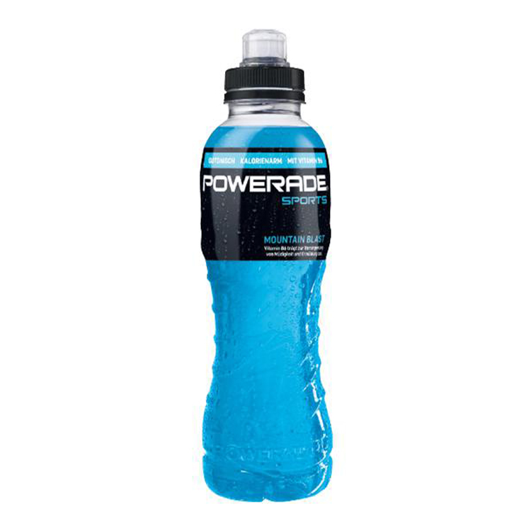 Powerade Mountain Blast-plastikflaske på hvid baggrund